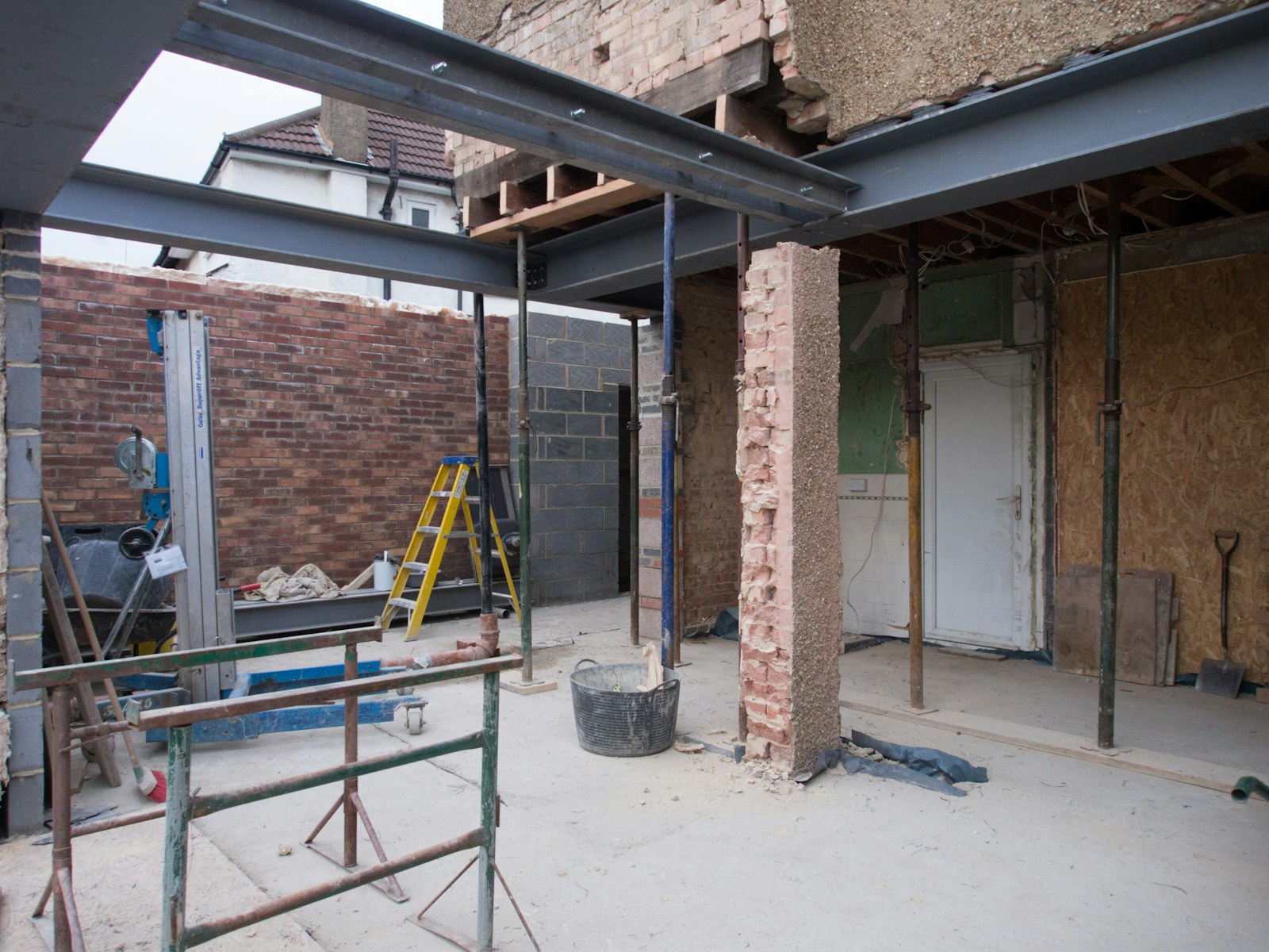 Optymalne warunki pogodowe dla remontu: Jak pogoda wpływa na prace budowlane?